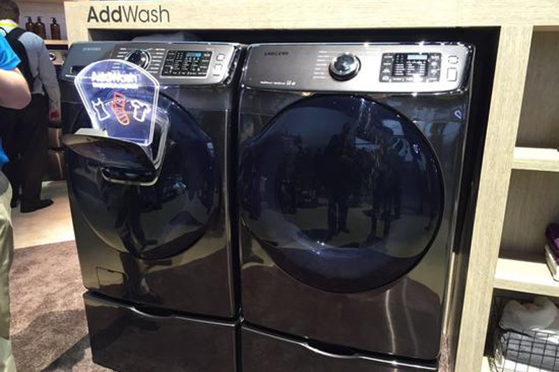 三星在CES展上推出了AddWash洗衣機，在滾筒洗衣機前門視窗上多開了一扇，可以在洗衣過程中隨時添加遺漏衣物或另添洗衣液。