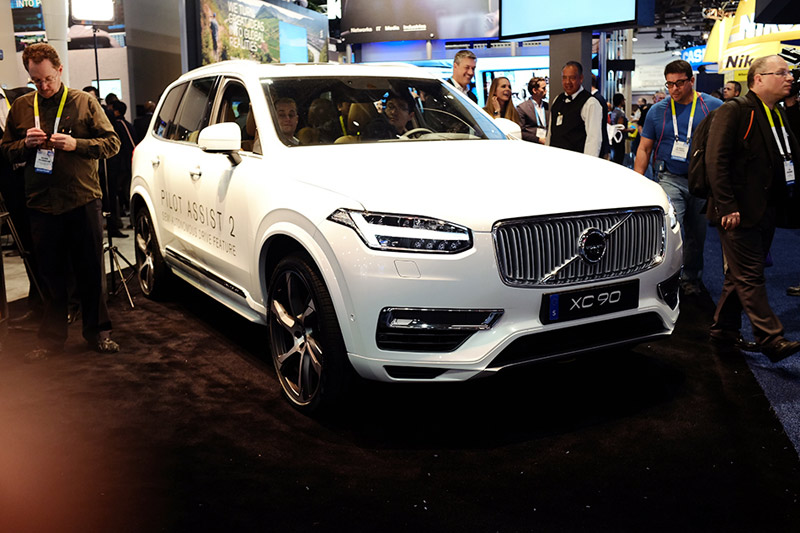XC90是沃爾沃目前最高端的汽車，一家做輔助駕駛軟件的廠商拿來展示自己的產(chǎn)品，請用戶坐進去親自體驗。